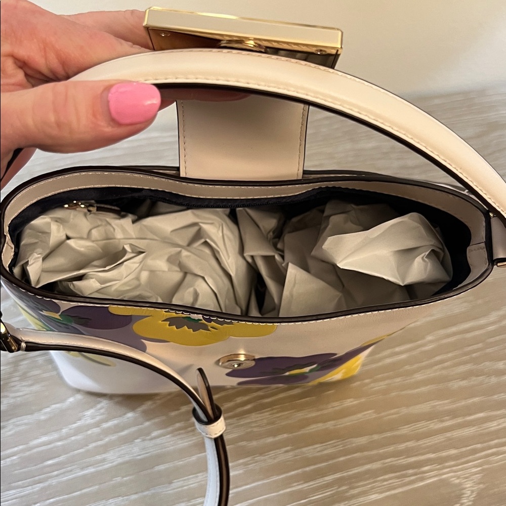 Kate Spade New York Reegan Pansy Toss Bucket Bag. - Picture 10 of 12